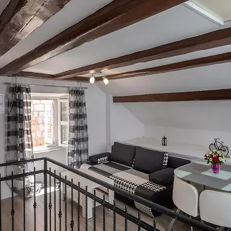 Apartamento Old Town Charming Nest